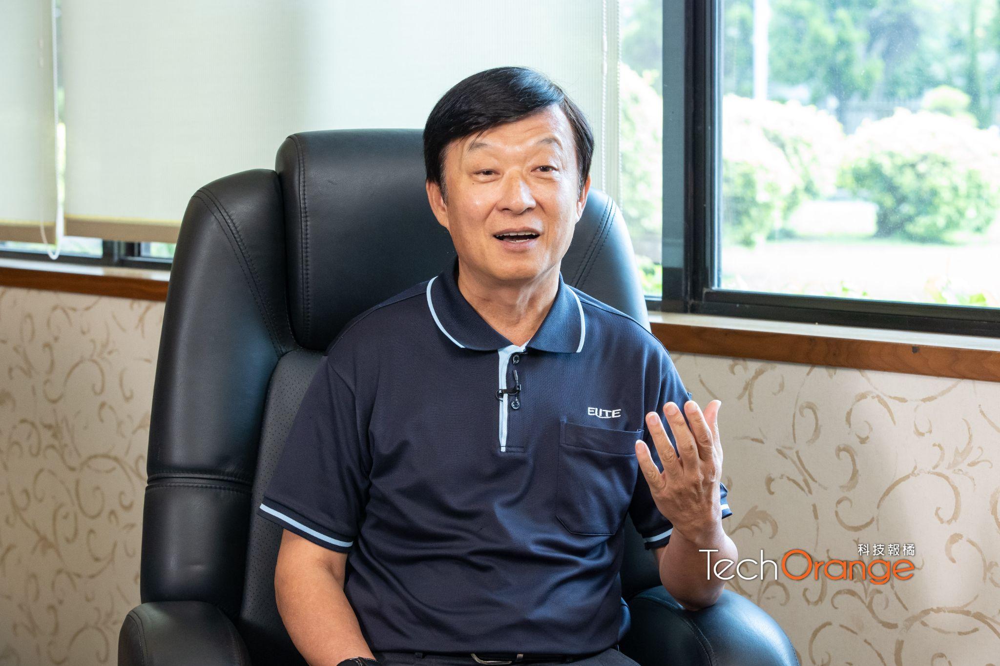 慧國工業總經理江瑞坤分享,除了專家輔導資源外,透過經濟部產發署的補助,也助力慧國工業在更新變電站的變壓器、冷氣與設備用的冷凍機等工廠設備時省下超過一百萬的花費與 11 萬度的用電量。