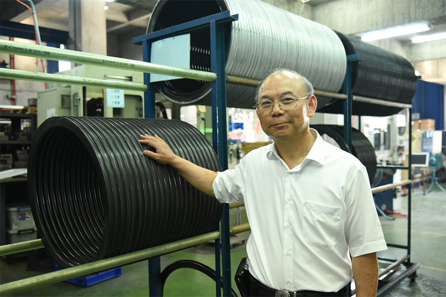 航翊科技副總經理陳英仁在廠房的照片